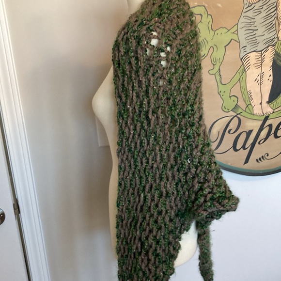Handmade crocheted shawl in green and gray - Picture 4 of 4